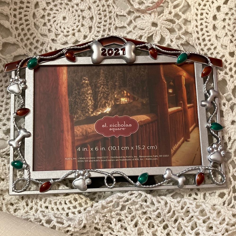 St Nicholas Square pet frame 2021 holiday